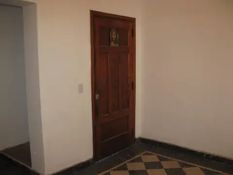 AMPLIA CASA, EXCELENTE CONSTRUCCION  RETASADA 