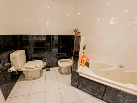 Casa 10 ambientes con 3 baños