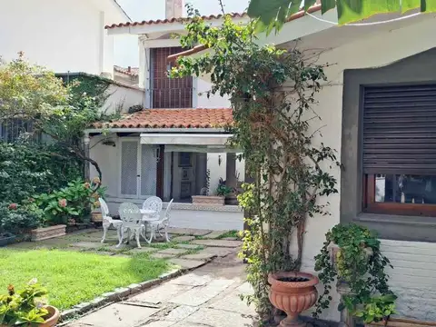 Casa en Carrasco sobre Rostand apto comercial/prof