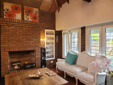 CHALET 8 AMBIENTES, APTO CRÉDITO, JARDIN Y PILETA