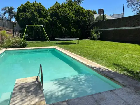 CHALET 8 AMBIENTES, APTO CRÉDITO, JARDIN Y PILETA