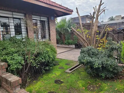 Casa 8 ambientes con 4 baños