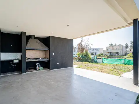 Casa 4 ambientes con 3 baños