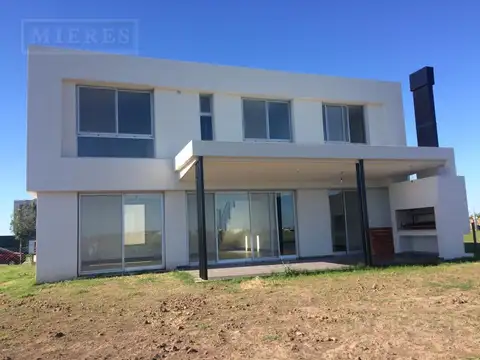 Casa en venta sobre lote a la laguna  barrio Muelles Puertos