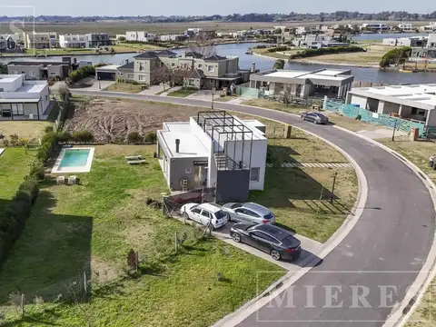 Casa en alquiler anual  sobre lote interno Area 8 San Sebastian