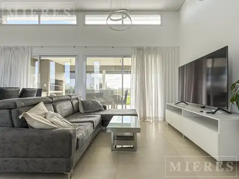 Casa en alquiler anual sobre lote interno Area 8 San Sebastian