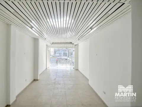 Local de 48 mts cubiertos con patio, sin gas. excelente zona comercial.
