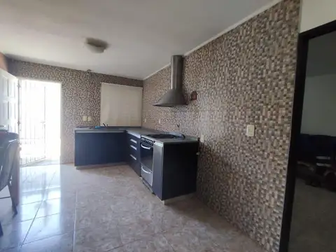 Casa 5 ambientes con 1 baño