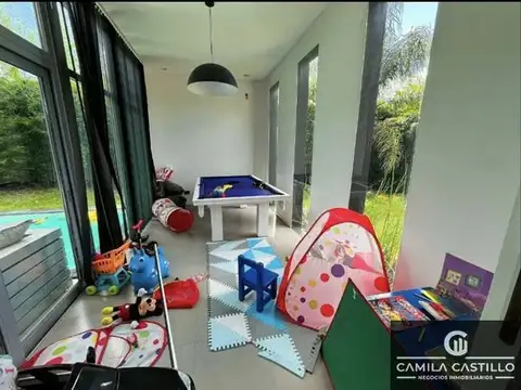 Casa en Venta con 2 cocheras