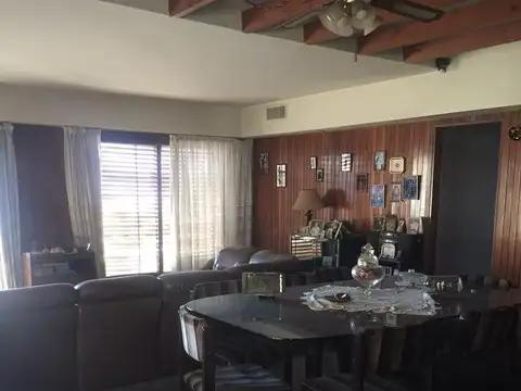 Miro al 1800 - Flores - Cap Fed - Casa con locales en esquina