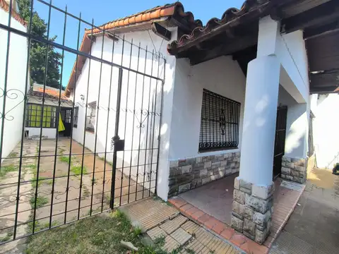 Casa en Alquiler con 2 cocheras