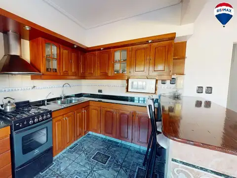 Casa de 3 amb, con Local y galpon 11 cocheras