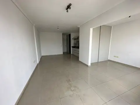 AMPLIO MONOAMBIENTE DIVISIBLE AL FRENTE CON BALCÓN - APTO PROFESIONAL