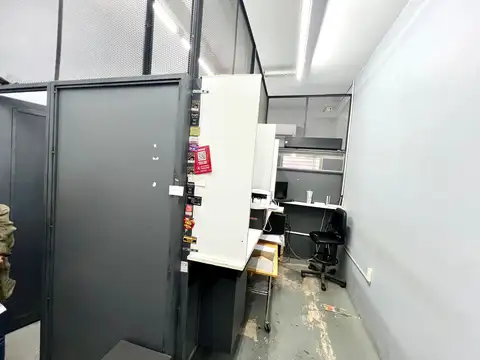 Centro Comercial de Martínez: Único Local de 3,40x8,1 con Baño. Muy Luminoso. con Persiana y Blindex