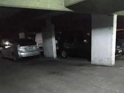 Cochera amplia en PB. Seguridad 24 hs