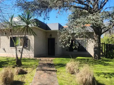 Casa en alquiler ANUAL c/ cochera en Loma Verde.