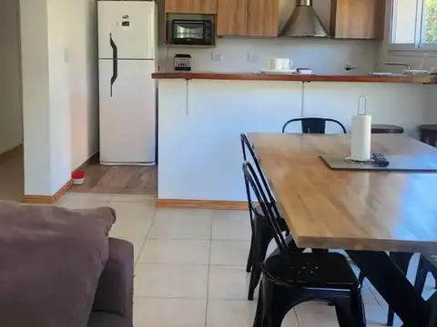 Casa en alquiler ANUAL c/ cochera en Loma Verde.