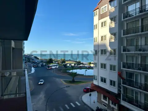 Monoambiente con balcón y vista al mar en el Centro