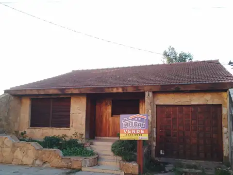 Chalet tres  ambientes  a reciclar  sobre lote 10x23,40