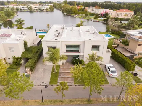 Espectacular casa en Venta en el Barrio La Laguna al agua!!