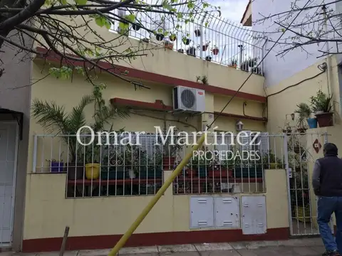 Amplia casa 5 amb. en Caseros