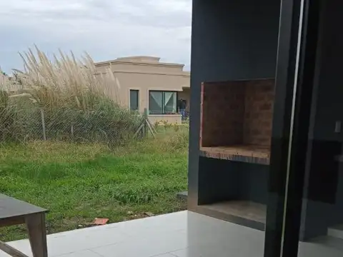 Casa en Alquiler con 2 cocheras