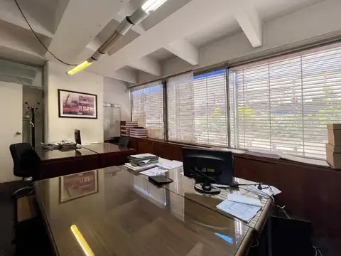 VENTA OFICINA EN GALERIA JARDIN CON COCHERAS - PISO 2