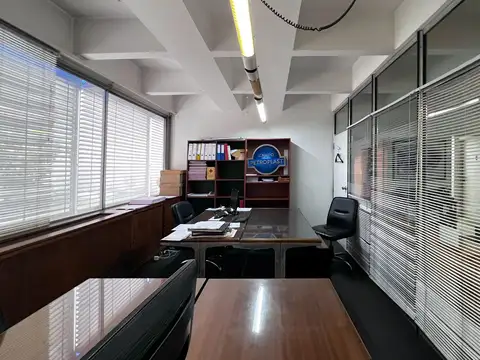 VENTA OFICINA EN GALERIA JARDIN CON COCHERAS - PISO 2