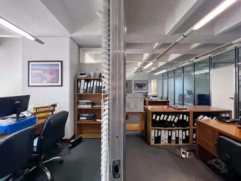 Oficina 16 ambientes con 5 baños