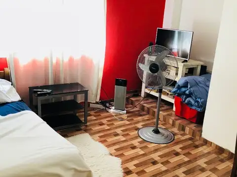 Casa en 2 plantas de 4 ambientes con jardín y quincho 