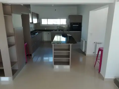 VENTA DE CASA DE NIVEL ZONA RESIDENCIAL EXCLUSIVA