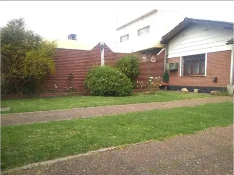 Venta de Casa 4 ambientes con jardin, quincho y parrilla en Loma Hermosa