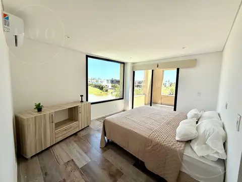 Casa en Alquiler con 4 cocheras