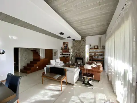 Casa en Alquiler con 2 cocheras