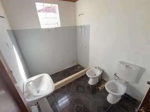 Casa 6 ambientes con 2 baños
