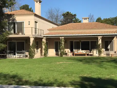 Casa en Venta con 3 cocheras