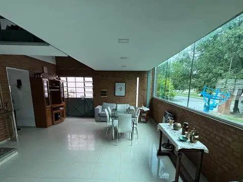 Casa 8 ambientes con 2 baños