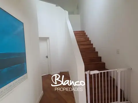 Casa en Alquiler con 2 cocheras