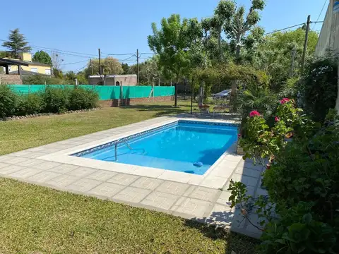 Casa con pileta en venta a 100 metros de Ruta N1