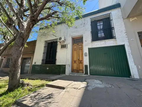 Casa con 3 dormitorios para vivienda o uso profesional.