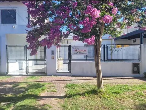 Vieytes al 300. La Florida, Rosario. Amplia casa de 3 dormitorios con cochera, patio y terraza.