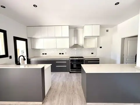 Casa en Alquiler con 3 cocheras