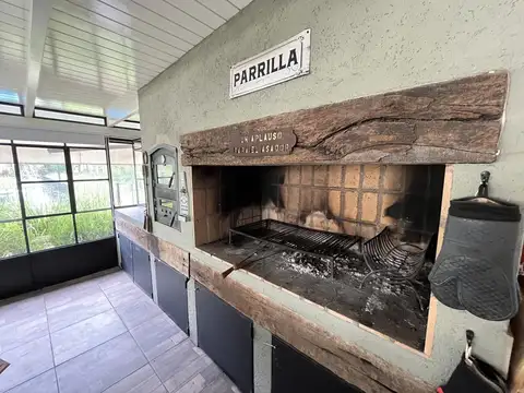 Casa en Alquiler con 4 cocheras