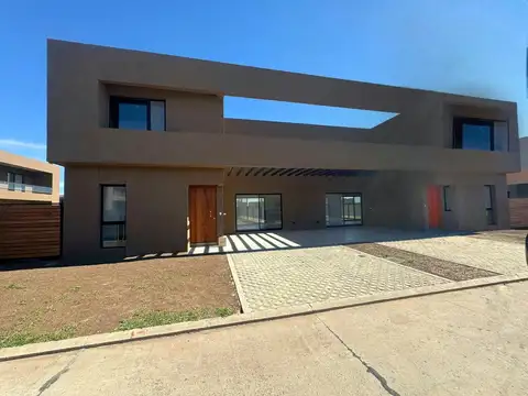 CASA DE TRES DORMITORIOS A ESTERNAR CONDOMINIOS DON MATEO