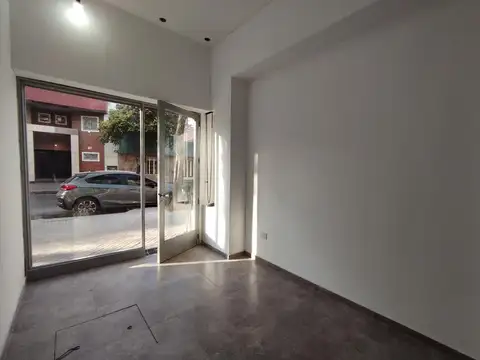 Venta Local Comercial A La Calle Vidriera. Barrio Abasto