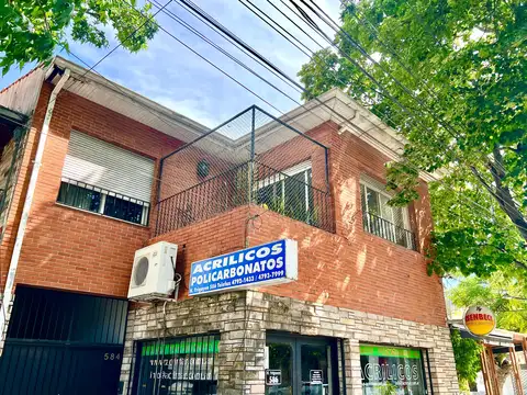 Martínez: PH en Planta Alta de 3 Amb. con Terraza, Balcón, Parrilla y Garage Cubierto. 5 Cuadras de Avenida Santa Fe