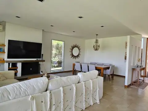 Casa 4 ambientes con 3 baños