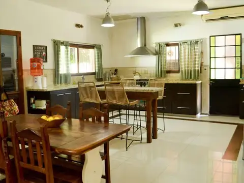 VENTA CASA 6 AMB CON PILETA Y JARDIN MARCOS PAZ