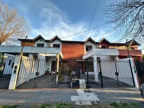 VENTA DUPLEX 3 AMBIENTES AL FRENTE CON COCHERA Y PATIO  LUMINOSO - SIN EXPENSAS   - PERMUTA  