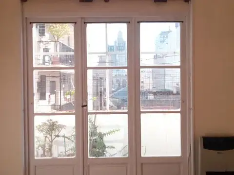 DEPARTAMENTO TRES AMBIENTES AMPLIOS AMBIENTES . CON DEPENDENCIA DE SERVICIO